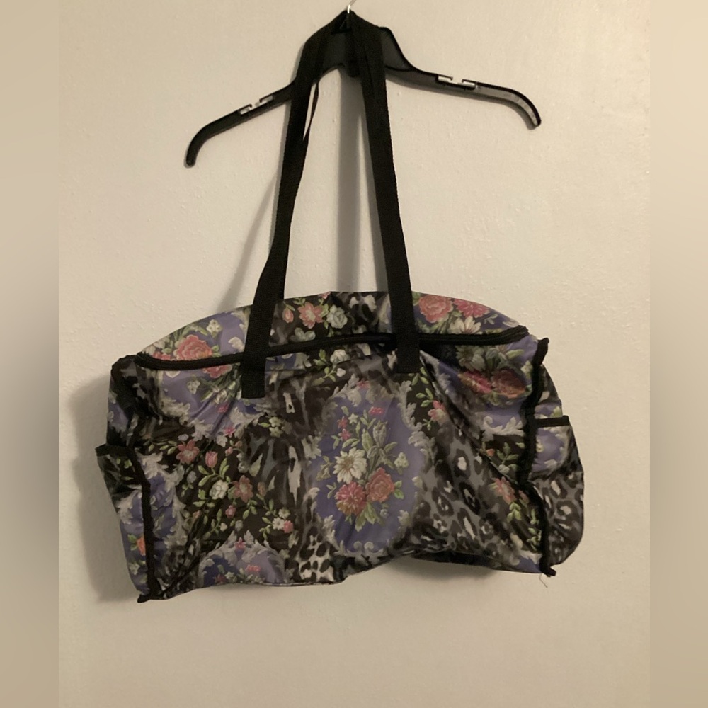 Avon Woman’s Floral Print Vintage Weekender Duffle Bag.